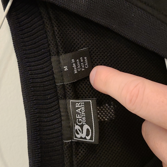 Pistons V-neck Windshirt - Picture 5 of 10